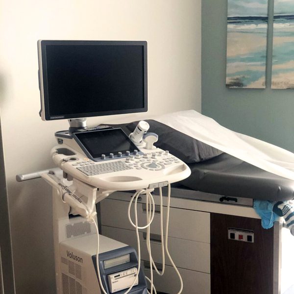 Ultrasound computer with patient table in the background